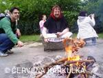 Slet čarodějnic u Perníkové chaloupky 2009 - ježibaba peče buřty